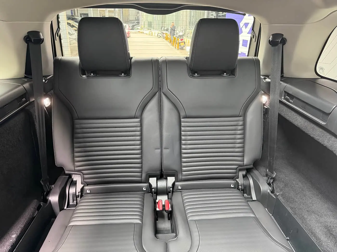 Land Rover Discovery 2023 — Photo 16/20