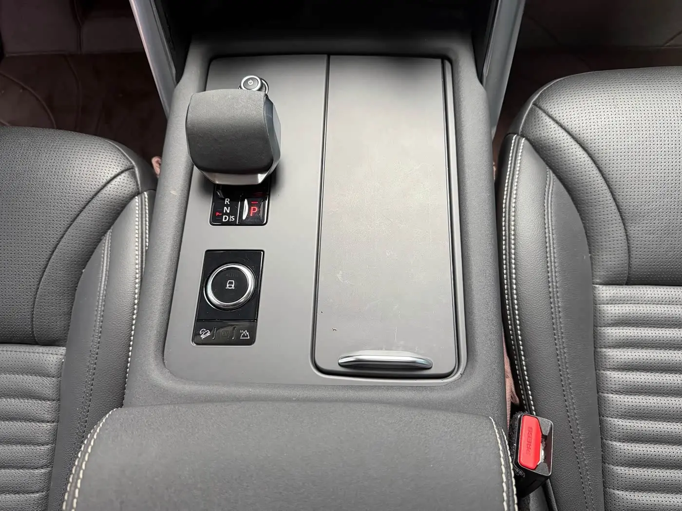 Land Rover Discovery 2023 — Photo 10/20