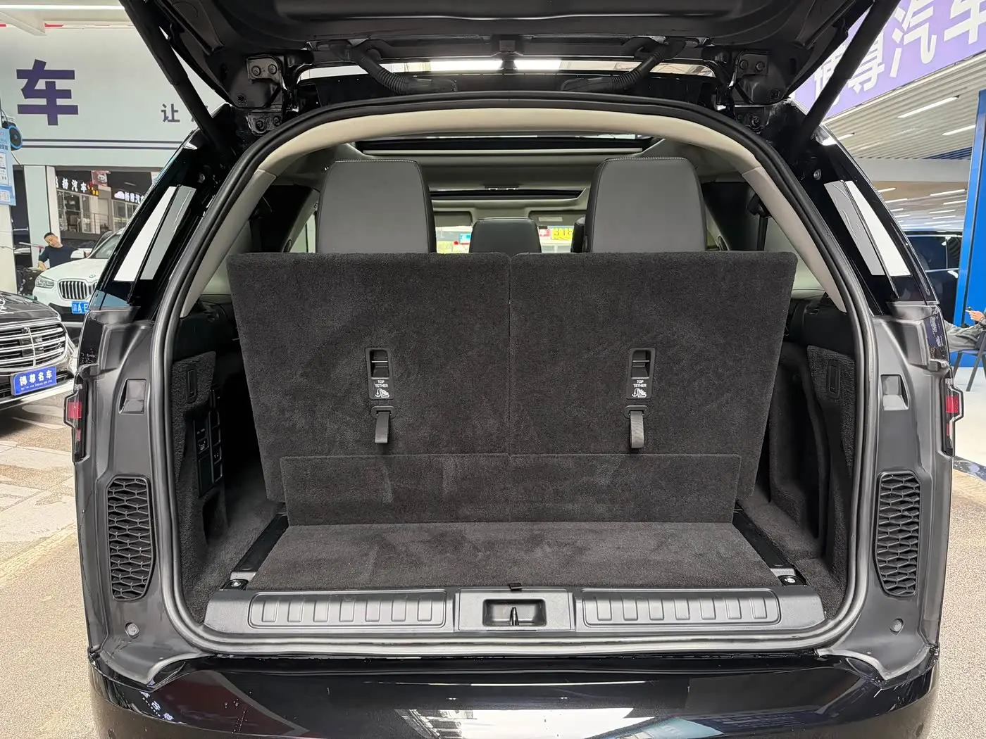 Land Rover Discovery 2023 — Photo 18/20