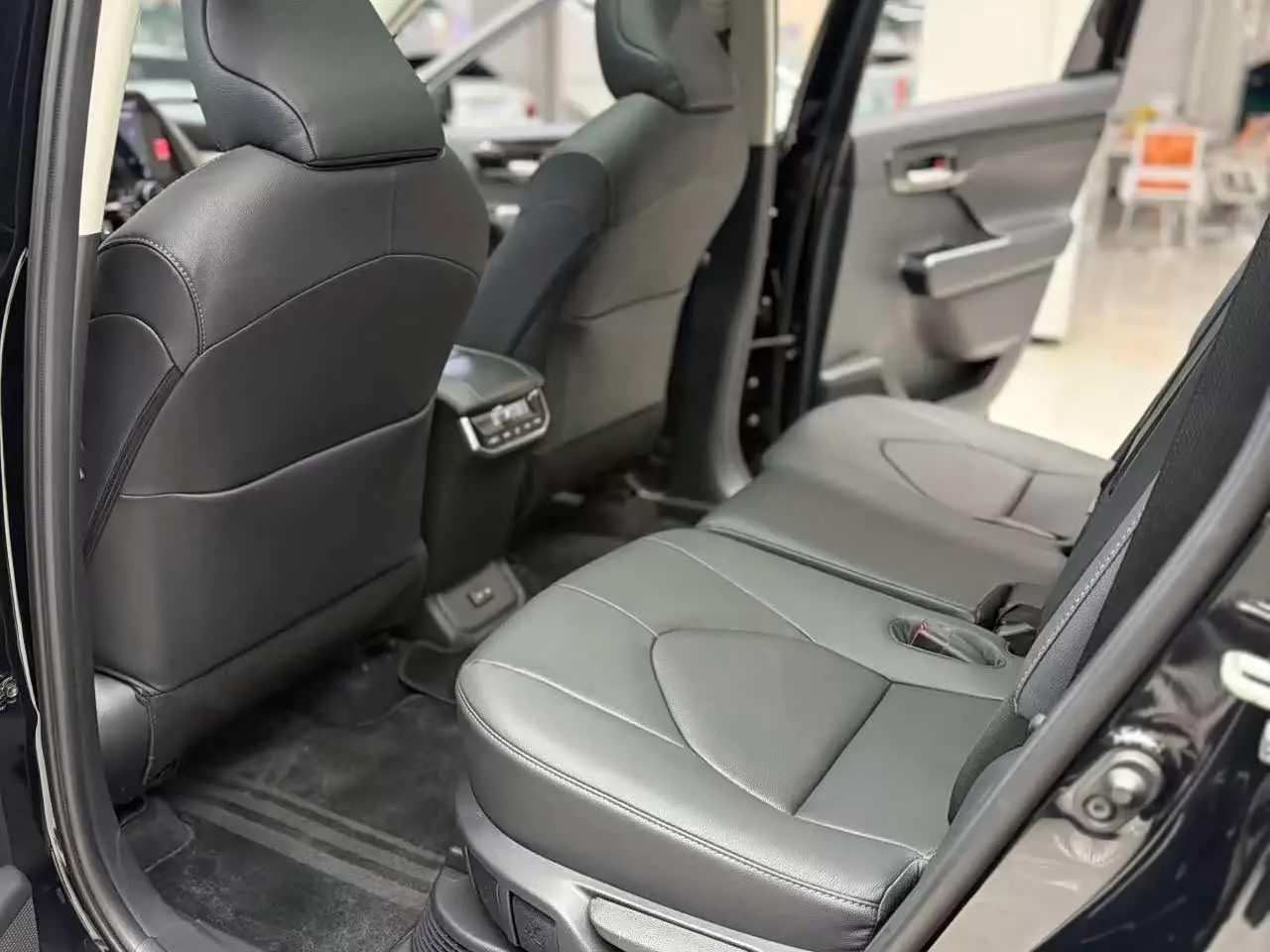 Toyota Highlander 2023 — Photo 6/13