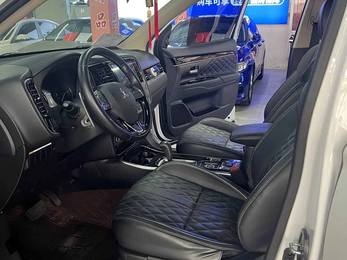 Mitsubishi Outlander 2021 — Şəkil 9/19
