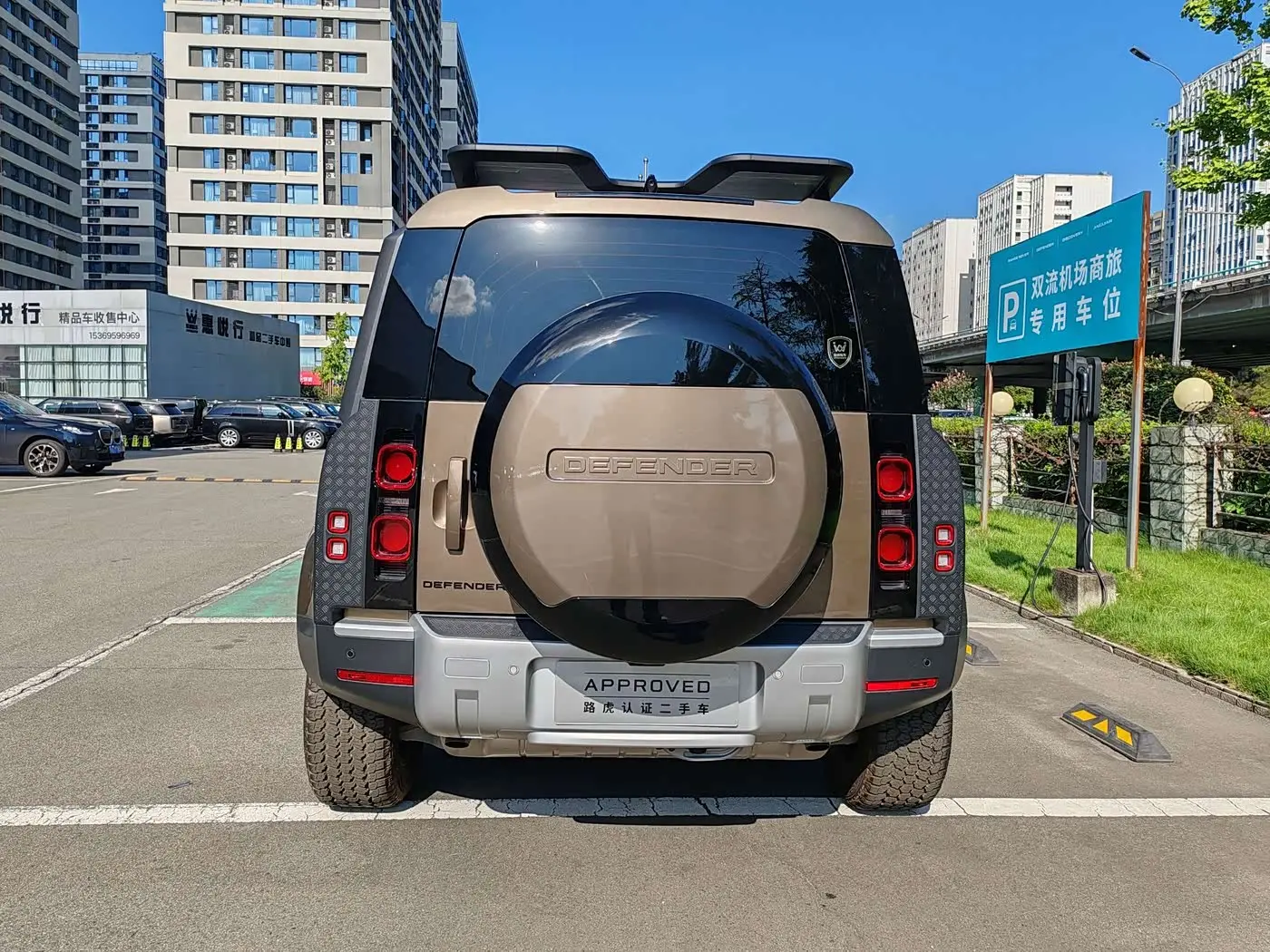 Land Rover Defender 2024 — Photo 6/15