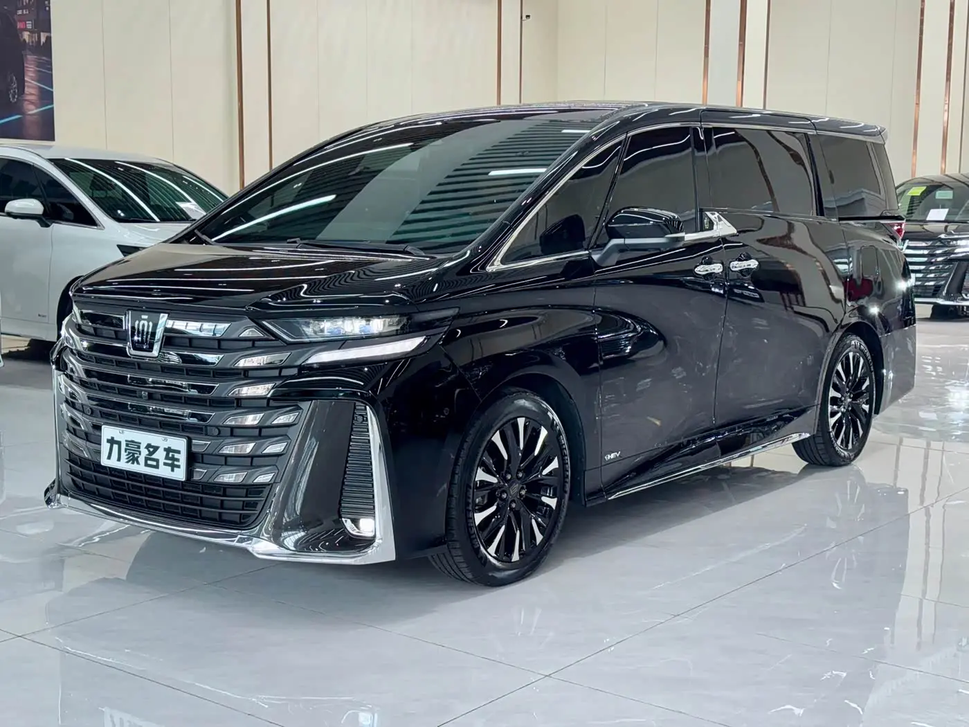 Toyota Vellfire 2025 — Фото 1/12