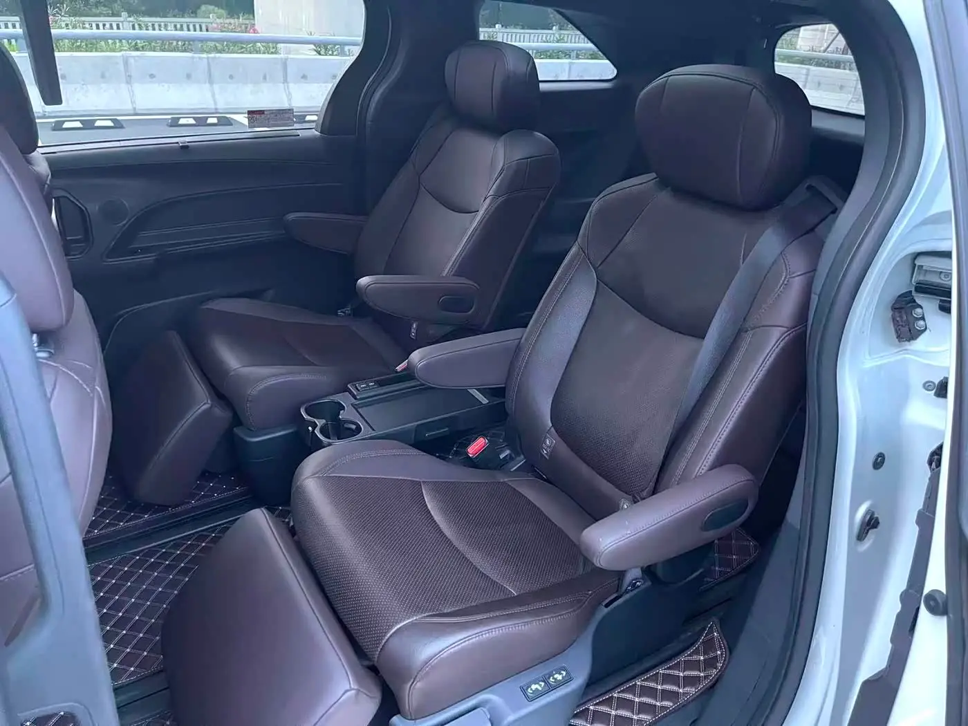 Toyota Sienna 2024 — Şəkil 9/15