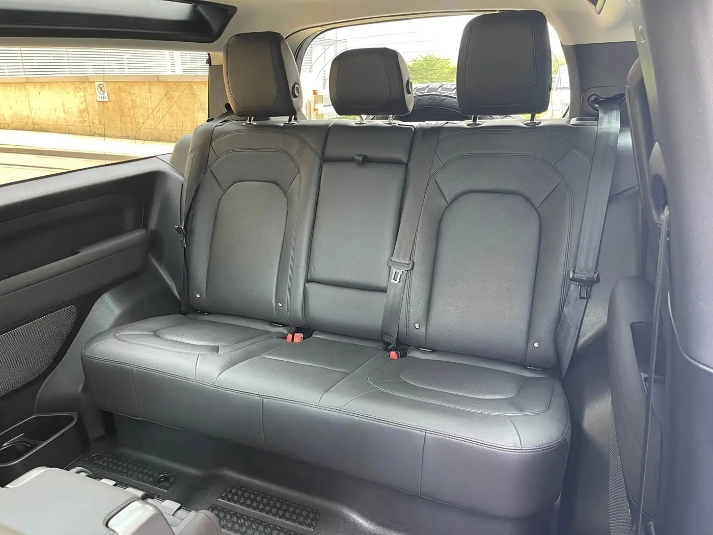 Land Rover Defender 2023 — Фото 18/20