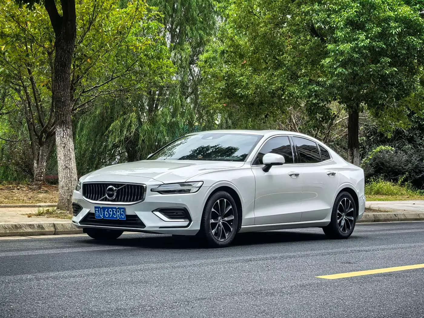 Volvo S60 2022 — Фото 1/12