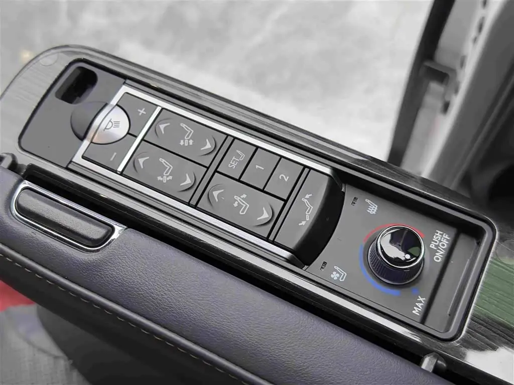 Lexus LM 2022 — Photo 13/20