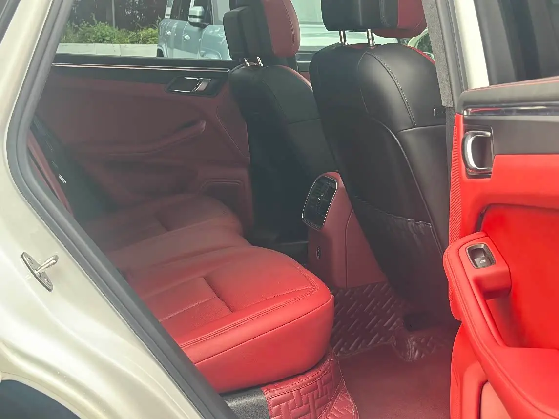 Porsche Macan 2021 — Photo 9/12