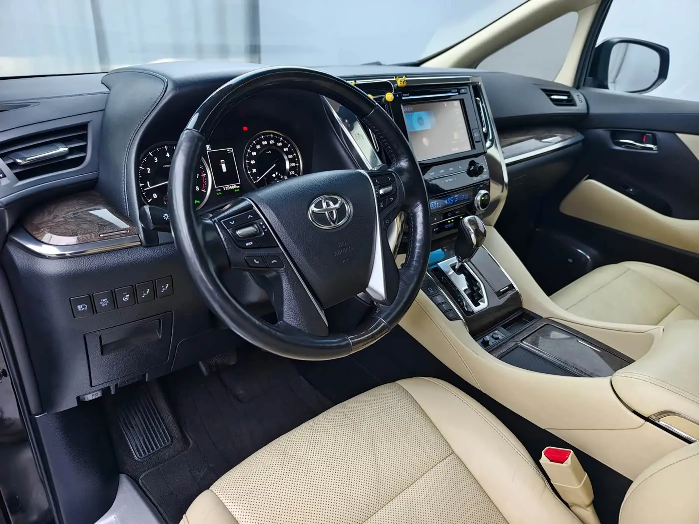 Toyota Alphard 2019 — Photo 10/20