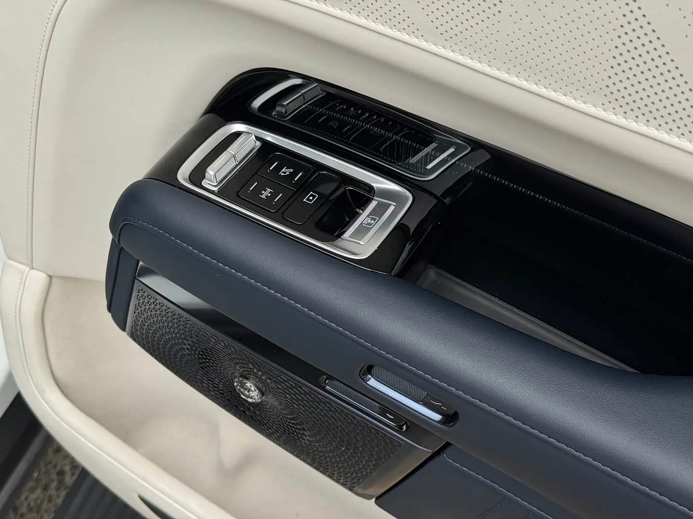 ZEEKR 9X 2025 — Photo 15/20