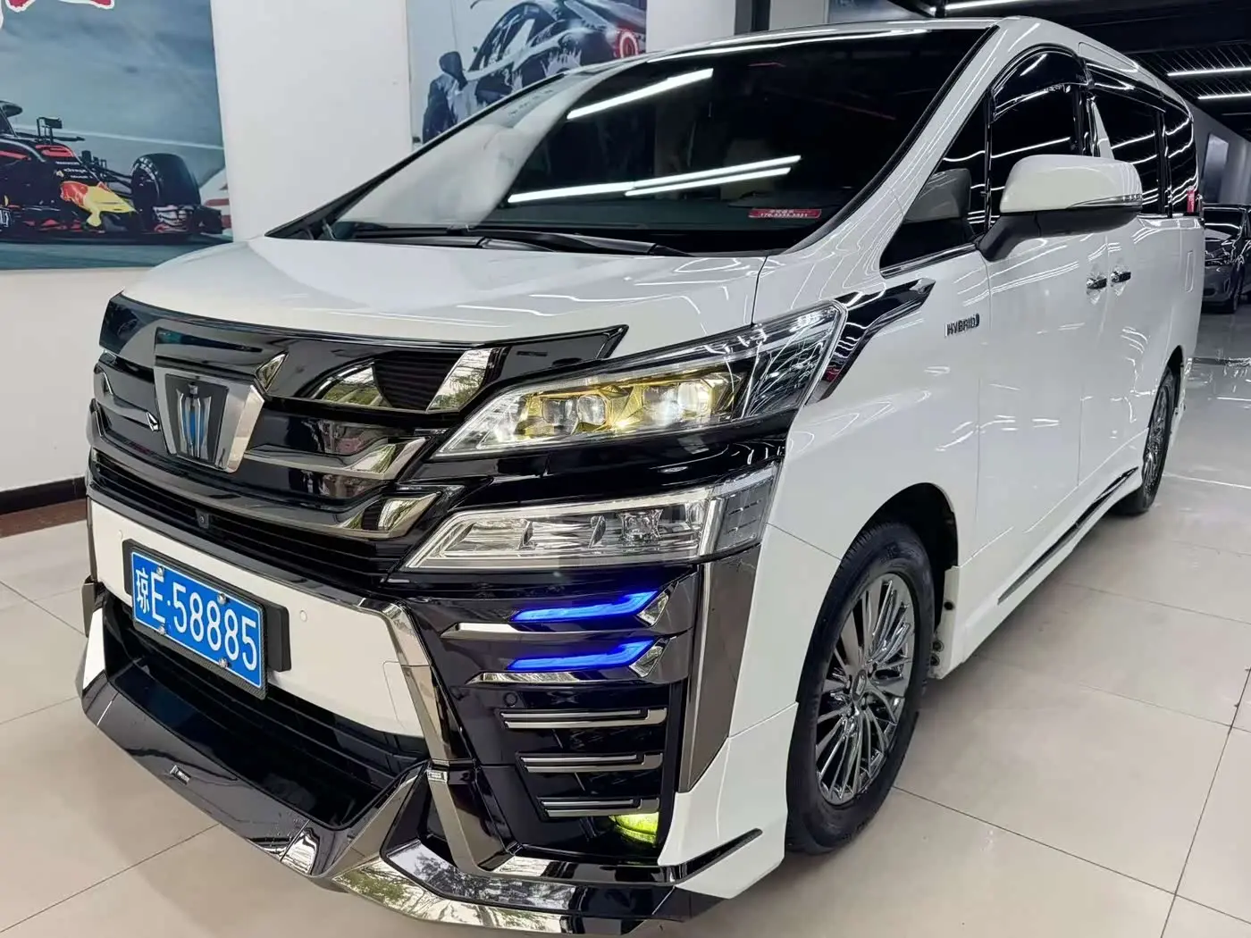 Toyota Vellfire 2023 — Фото 1/9