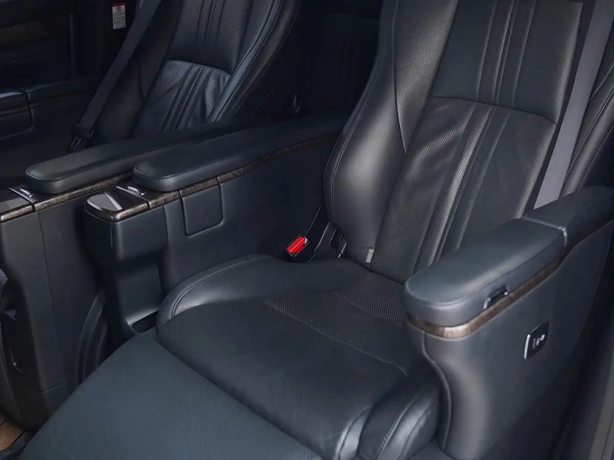 Toyota Alphard 2022 — Photo 11/13