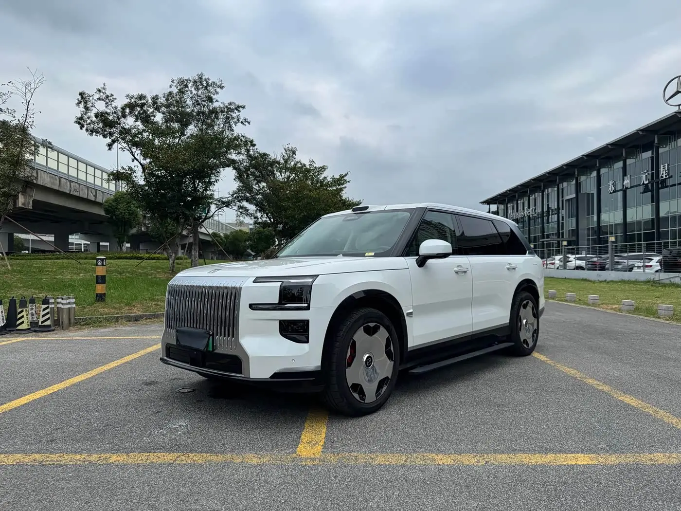 ZEEKR 9X 2025 — Photo 1/20