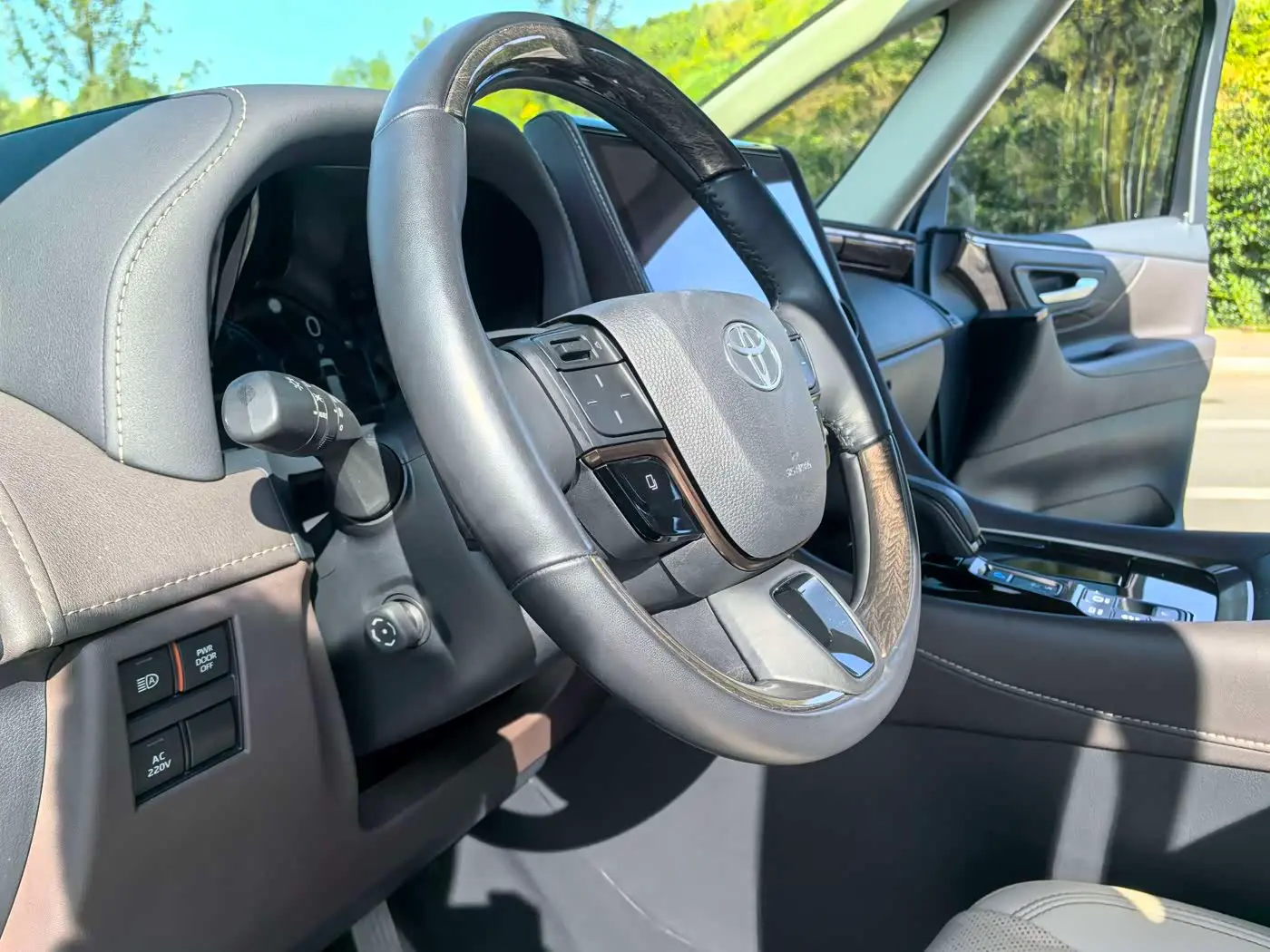 Toyota Alphard 2023 — Фото 12/20