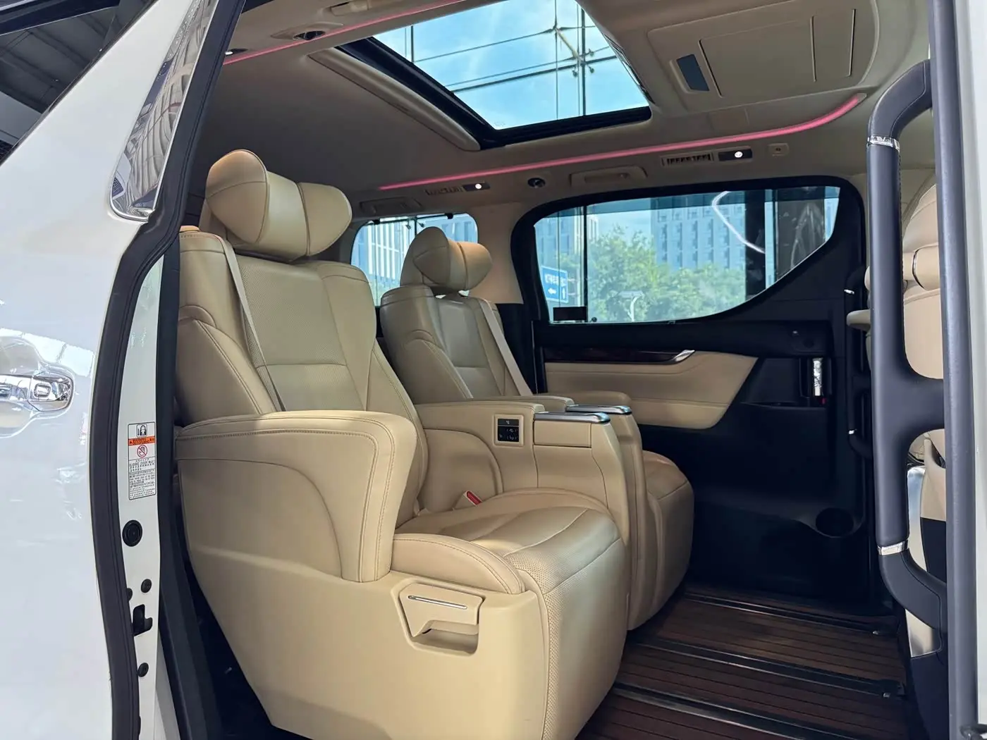 Toyota Alphard 2018 — Photo 15/20
