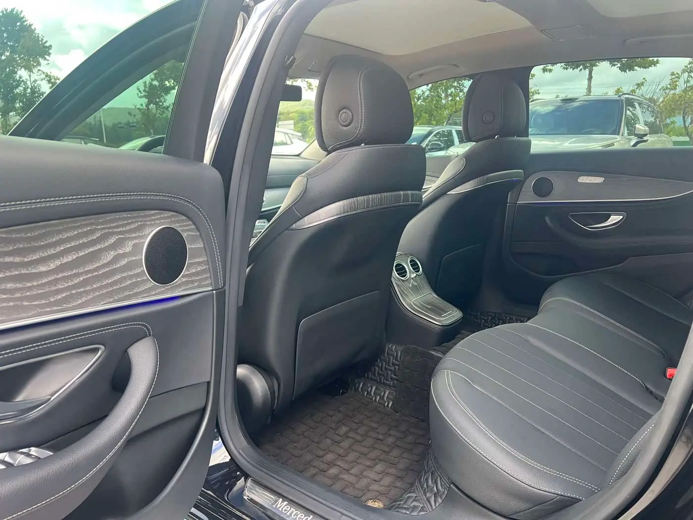 Mercedes-Benz E-Class 2021 — Photo 6/8