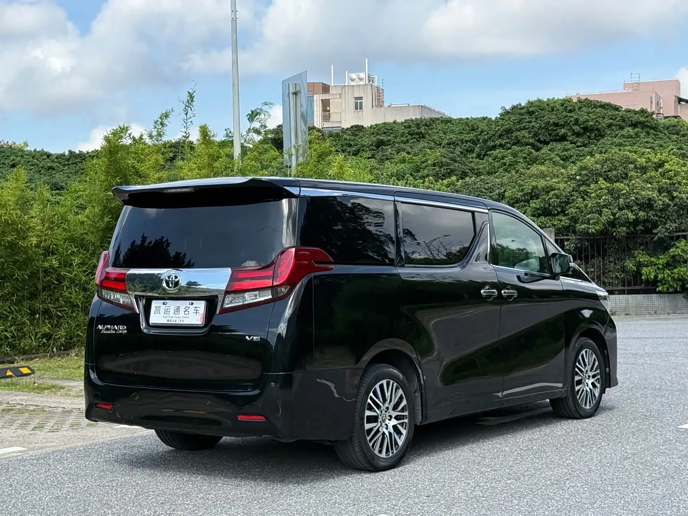 Toyota Alphard 2017 — Photo 11/12