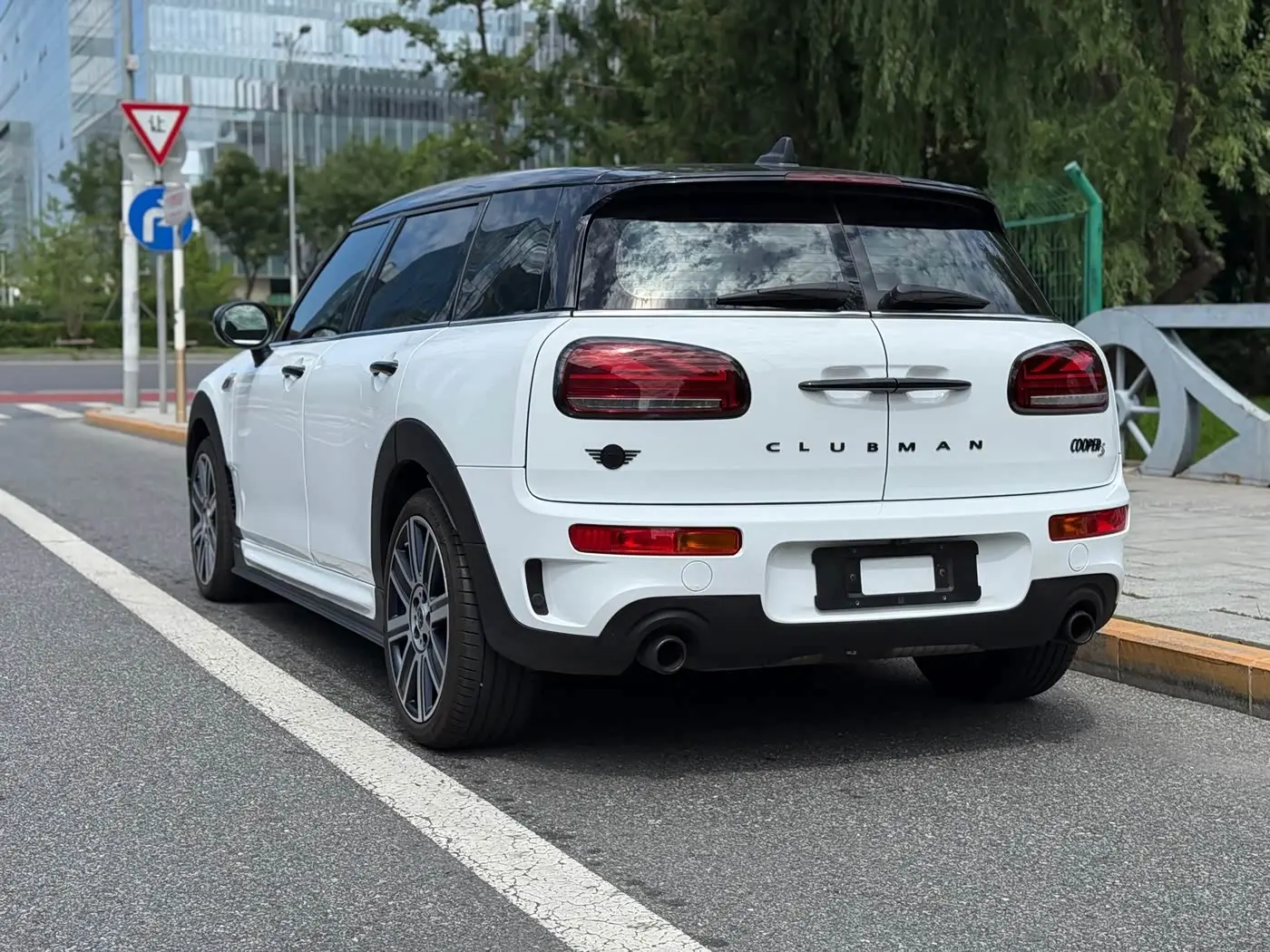 MINI CLUBMAN 2024 — Фото 6/20