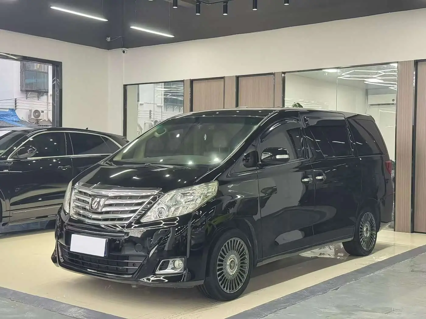 Toyota Alphard 2012 — Photo 1/9