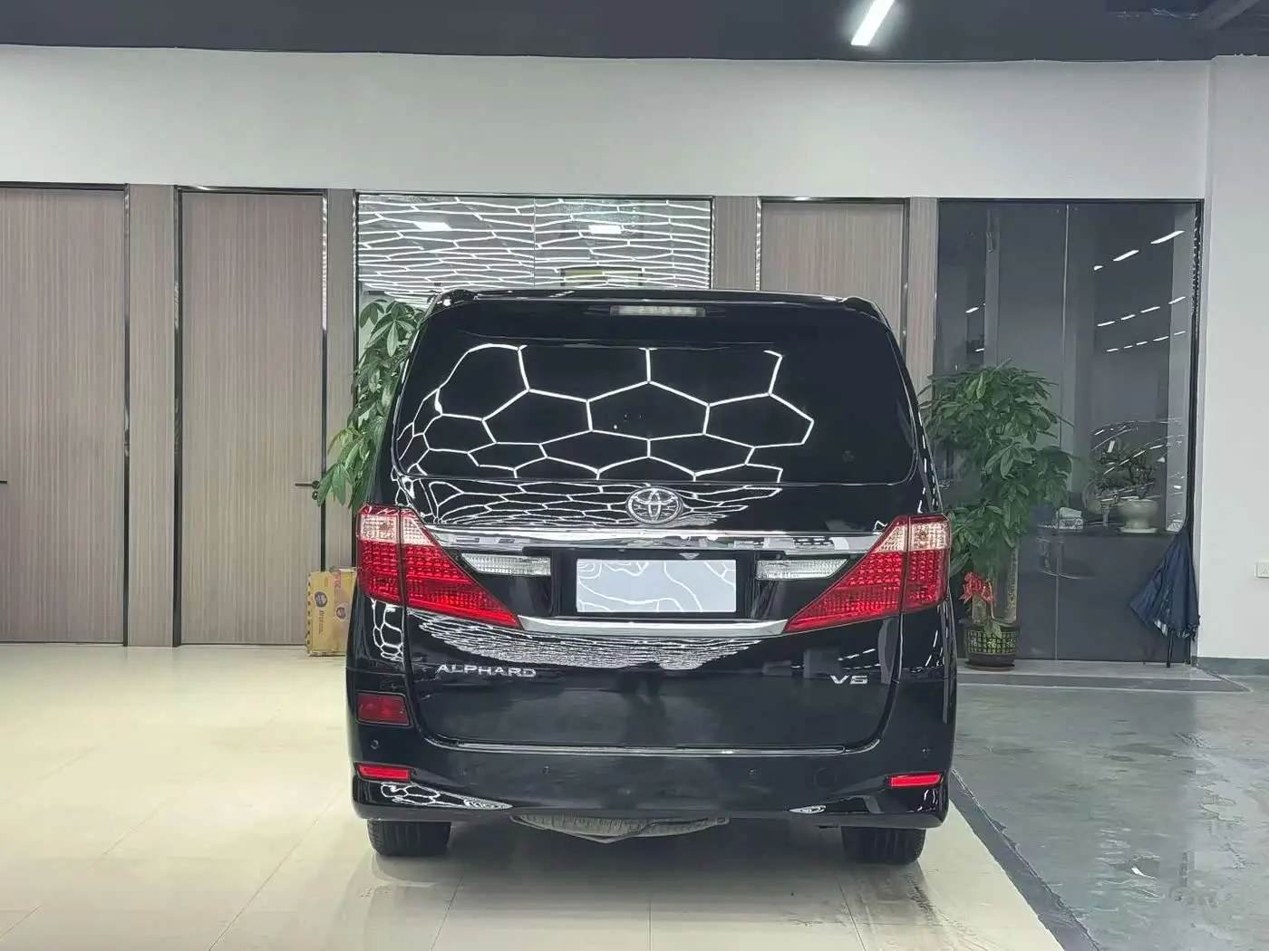 Toyota Alphard 2012 — Photo 9/9