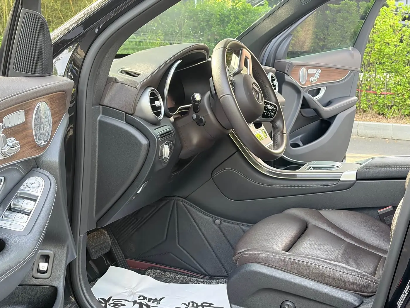 Mercedes-Benz GLC 2019 — Photo 5/20