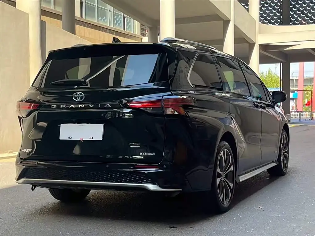 Toyota Granvia 2024 — Photo 5/14