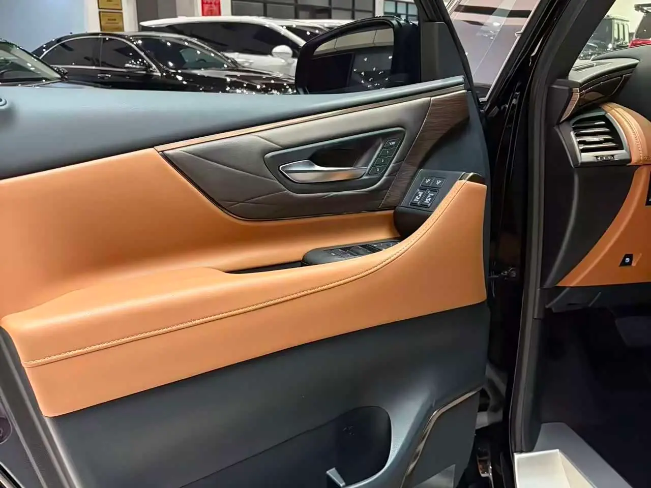 Toyota Vellfire 2024 — Photo 5/17