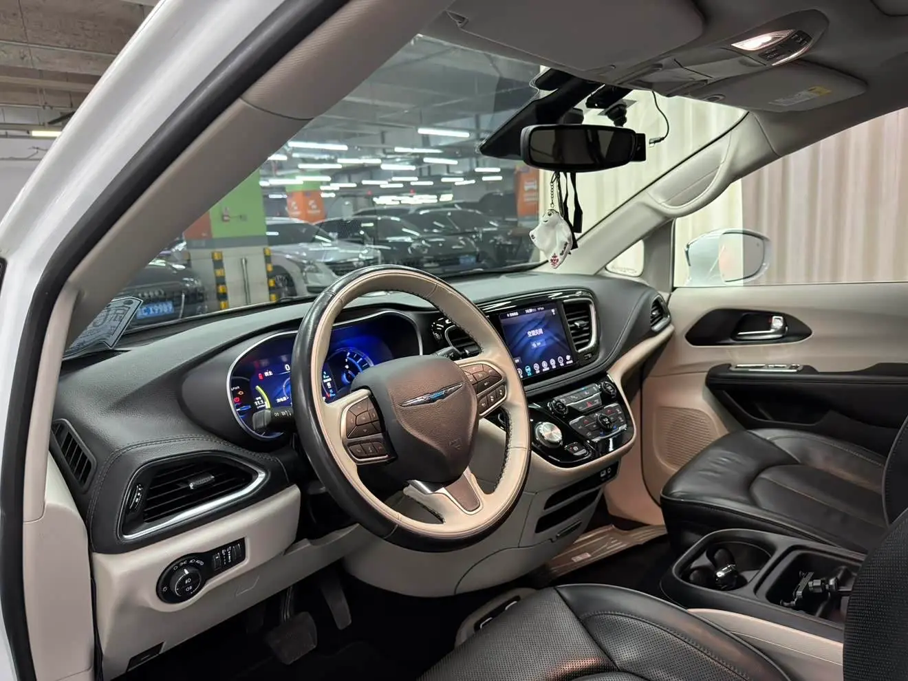 Chrysler Grand Caravan PHEV 2021 — Фото 4/19