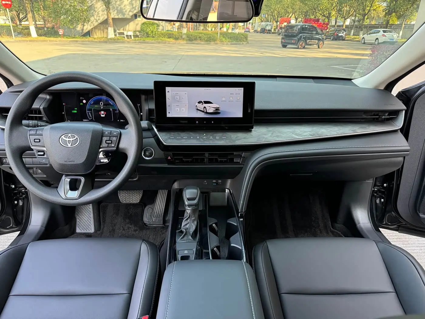 Toyota Camry 2025 — Фото 8/18