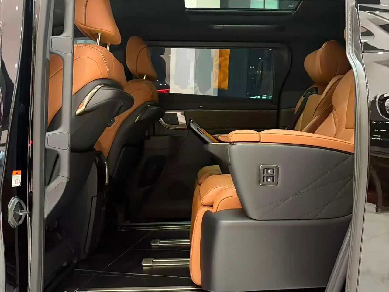Toyota Vellfire 2024 — Photo 8/17