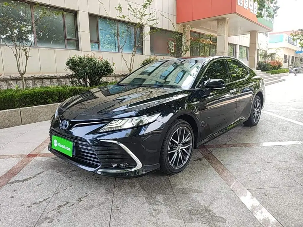Toyota Camry 2023 — Фото 1/20