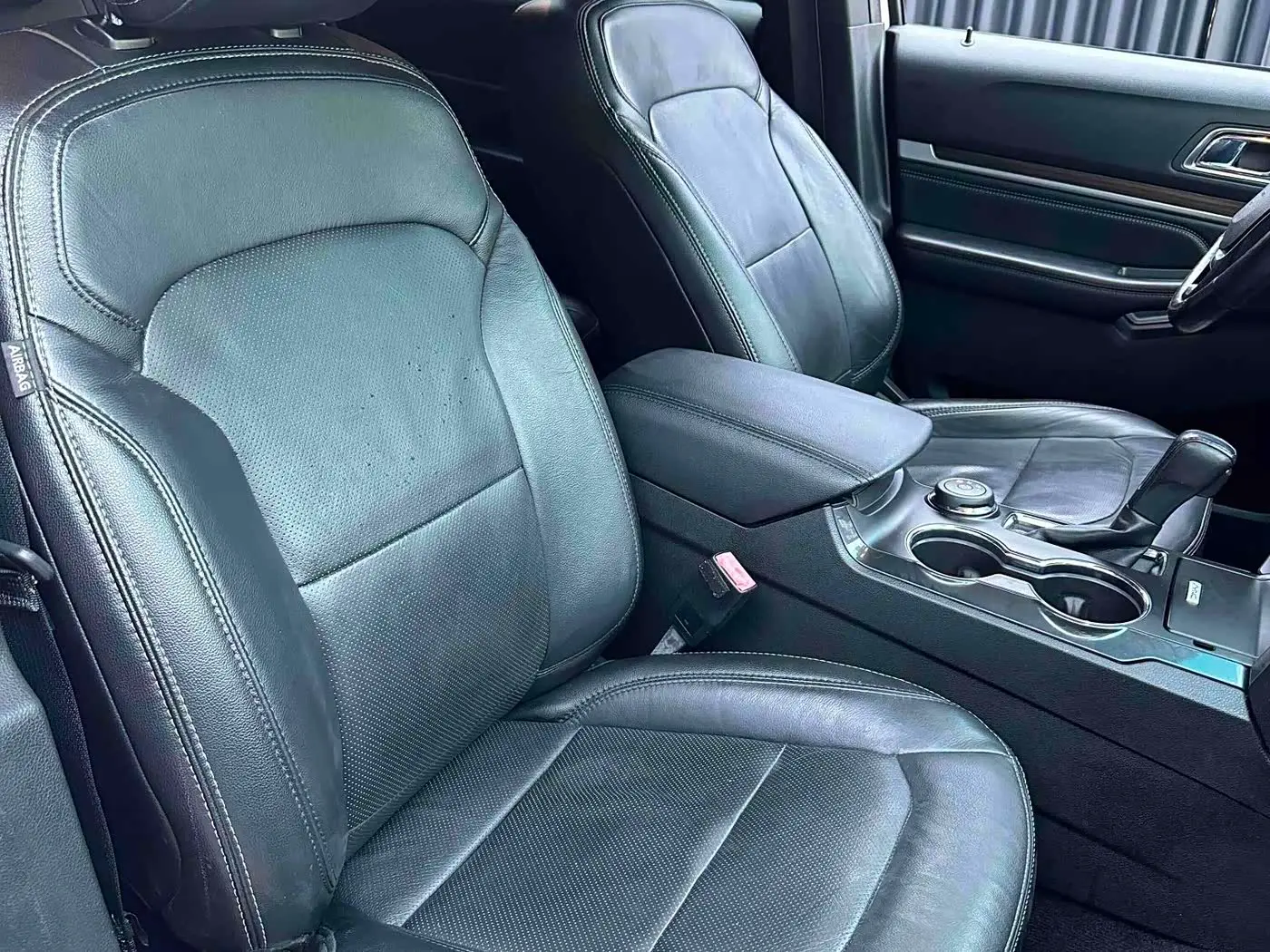 Ford Explorer 2017 — Photo 11/19