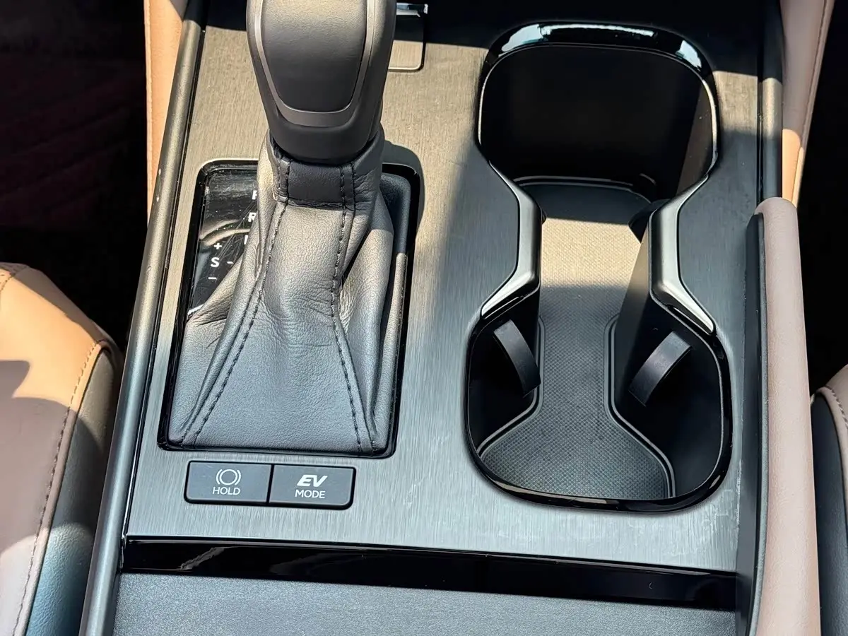 Lexus ES 2024 — Photo 10/16