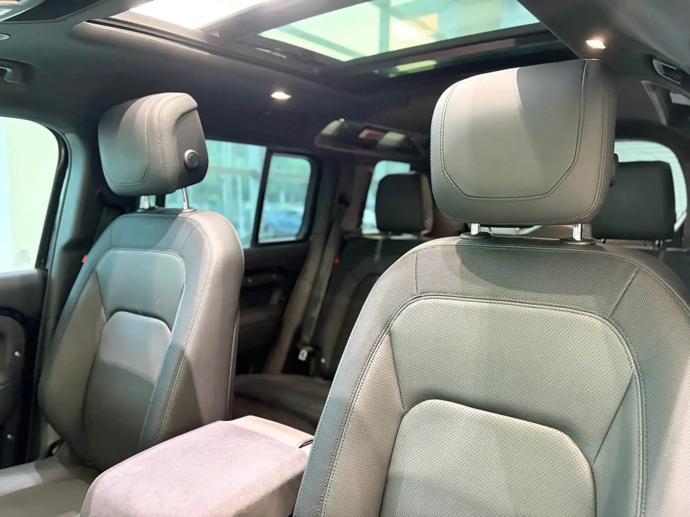 Land Rover Defender 2023 — Photo 7/14