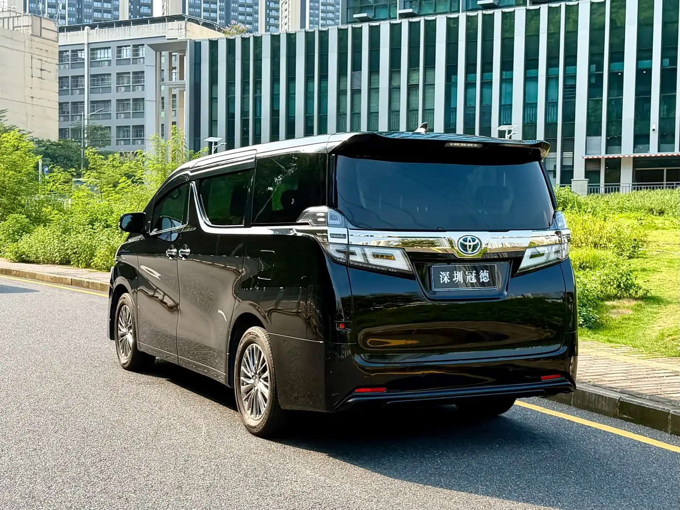Toyota Vellfire 2022 — Photo 6/17