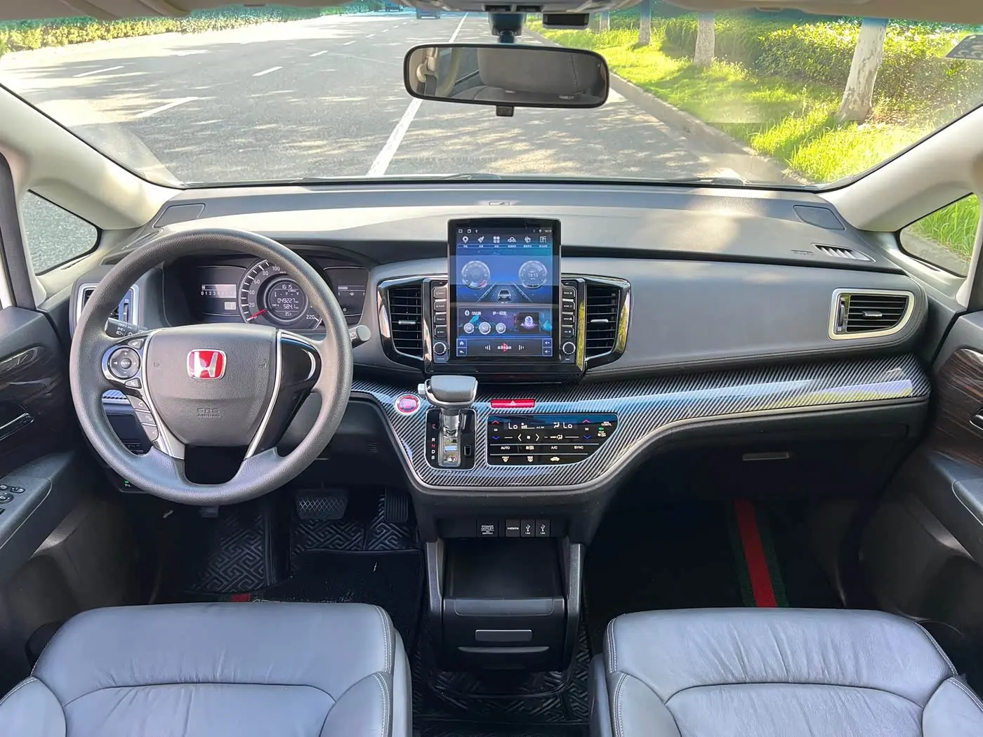 Honda Odyssey 2018 — ფოტო 13/20