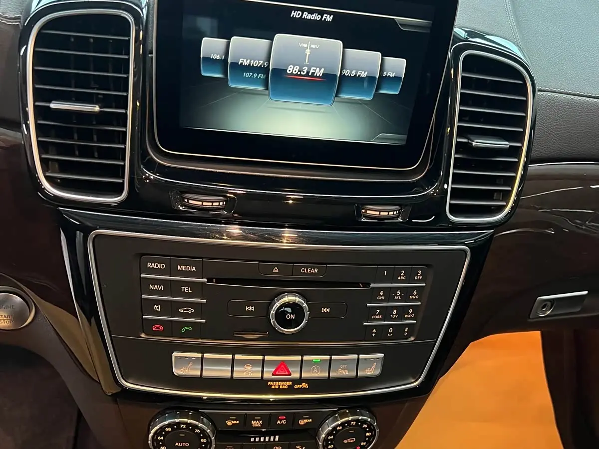 Mercedes-Benz GLS 2017 — Photo 13/20