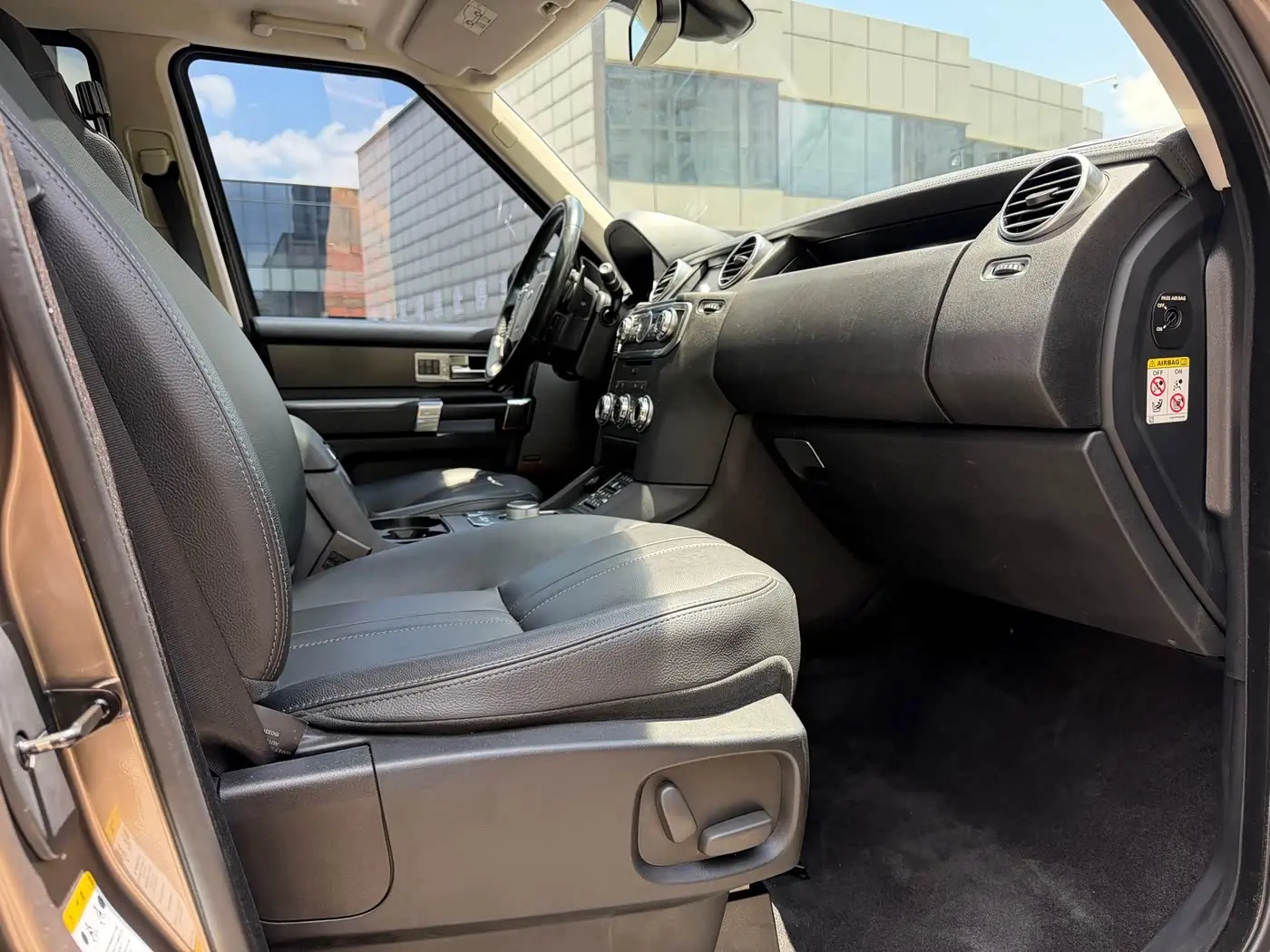 Land Rover Discovery 2016 — Photo 8/19