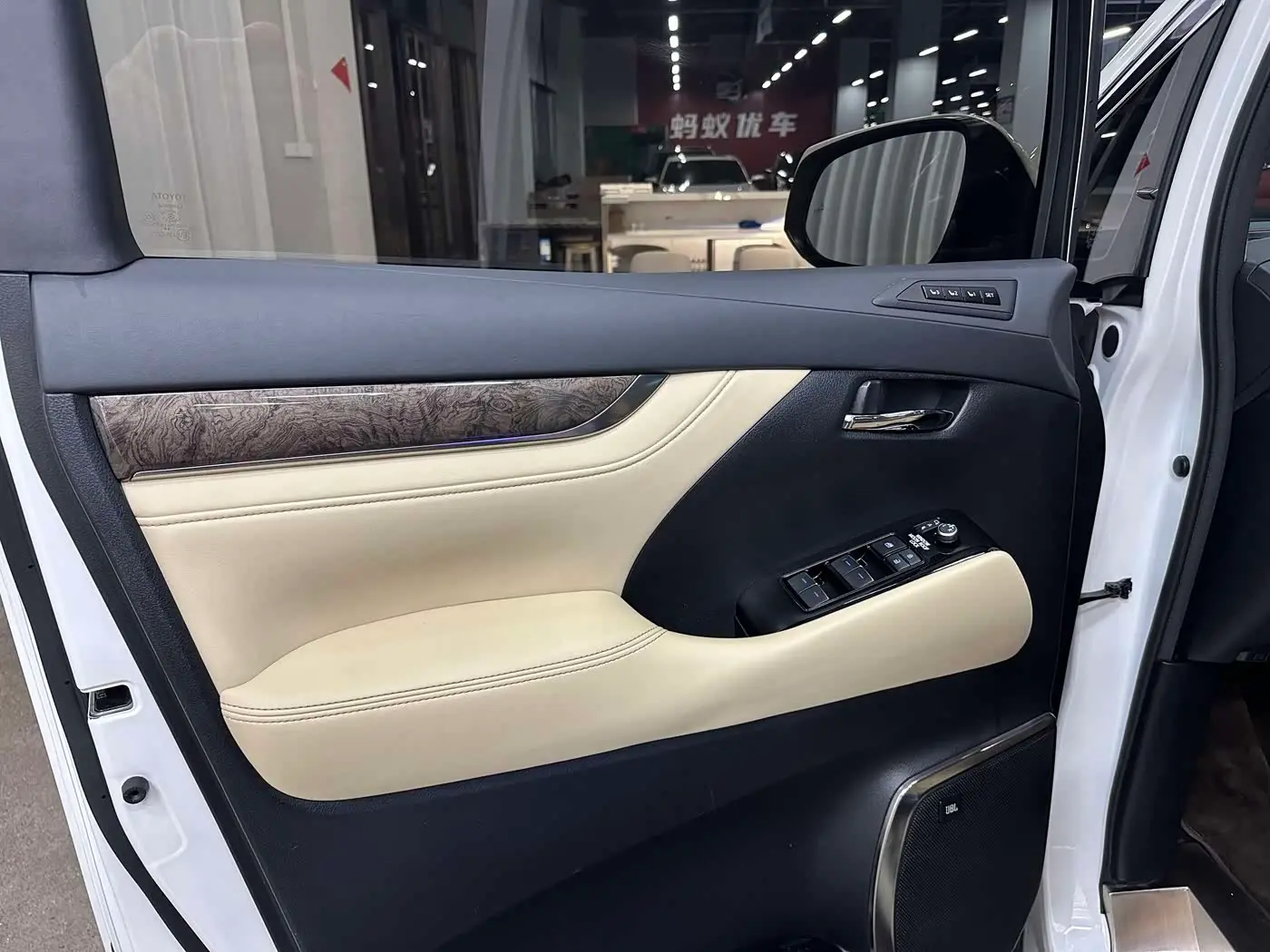 Toyota Vellfire 2021 — Photo 4/15