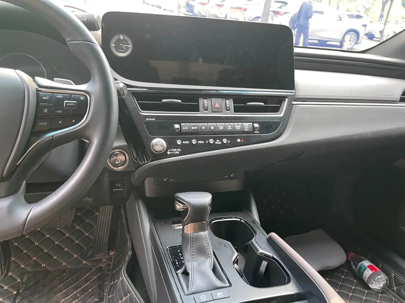 Lexus ES 2023 — Photo 18/20