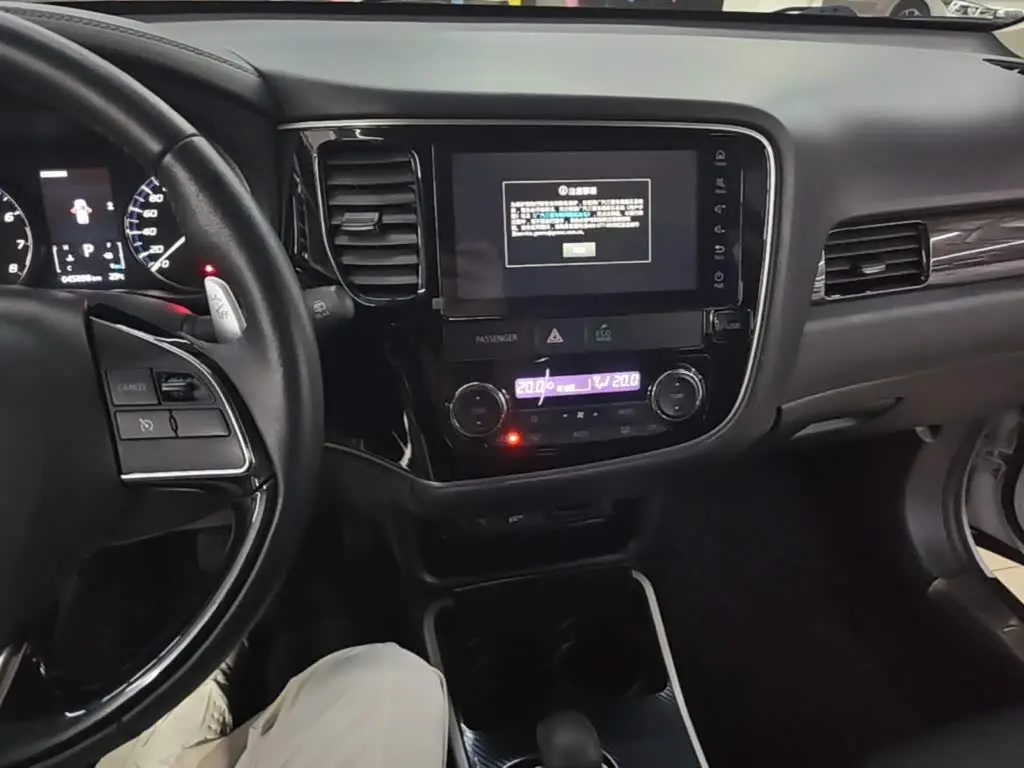 Mitsubishi Outlander 2021 — Şəkil 13/20