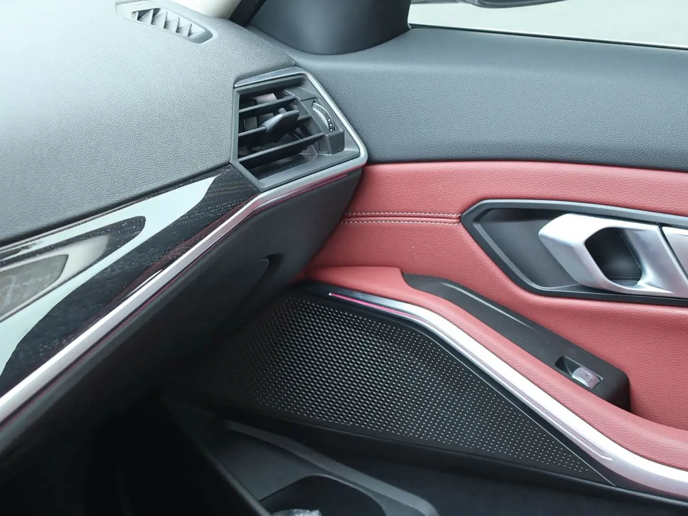 BMW 3 Series 2024 — Photo 15/18