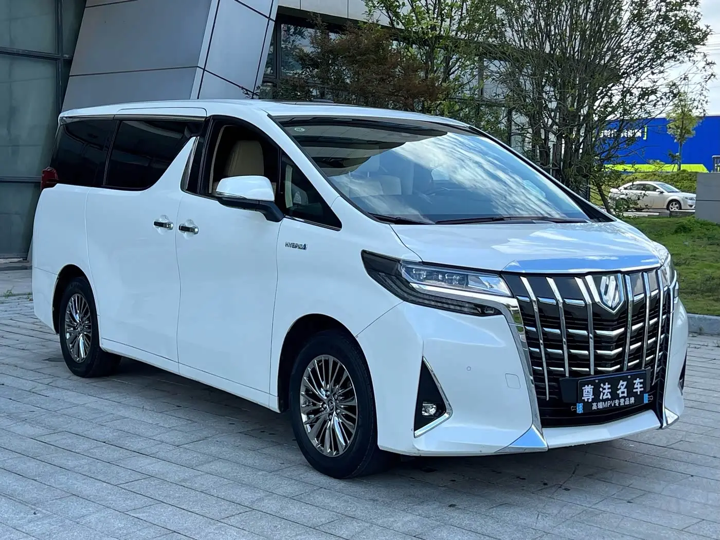 Toyota Alphard 2023 — Photo 3/9