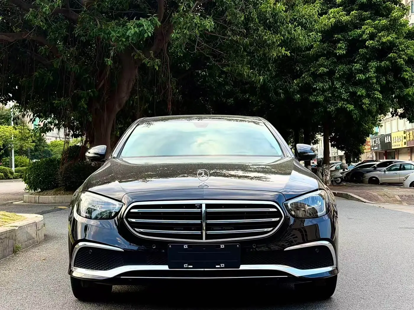 Mercedes-Benz E-Class 2023 — Photo 2/9