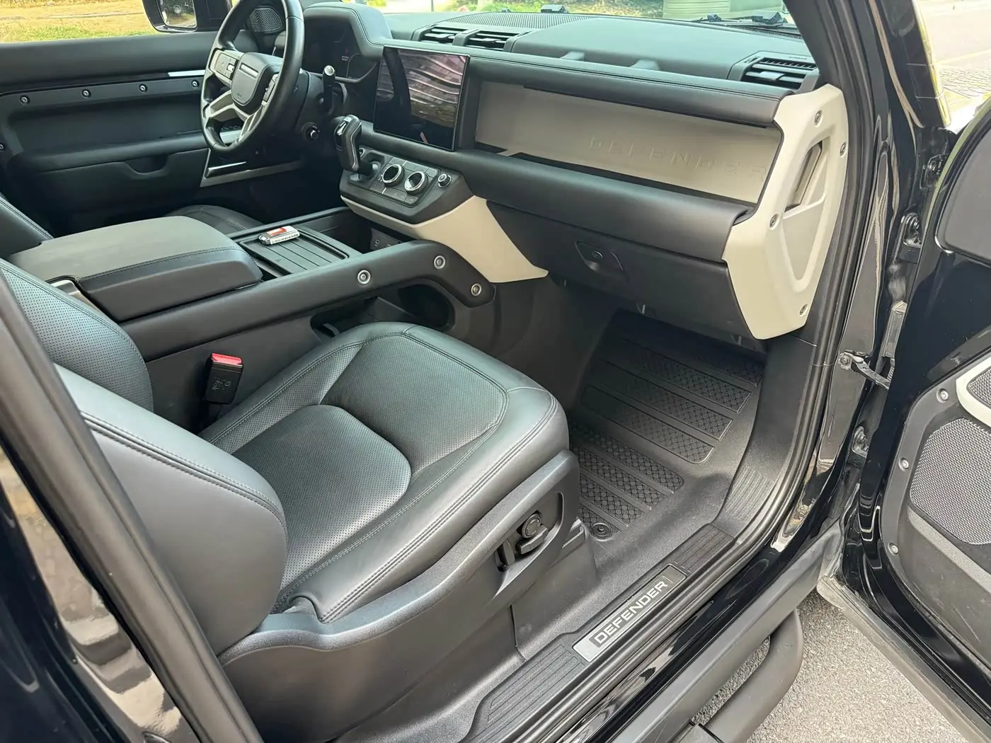 Land Rover Defender 2023 — Photo 6/13