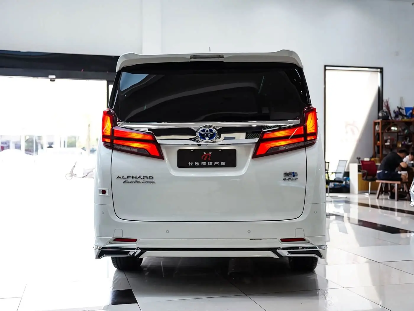 Toyota Alphard 2021 — Photo 18/19