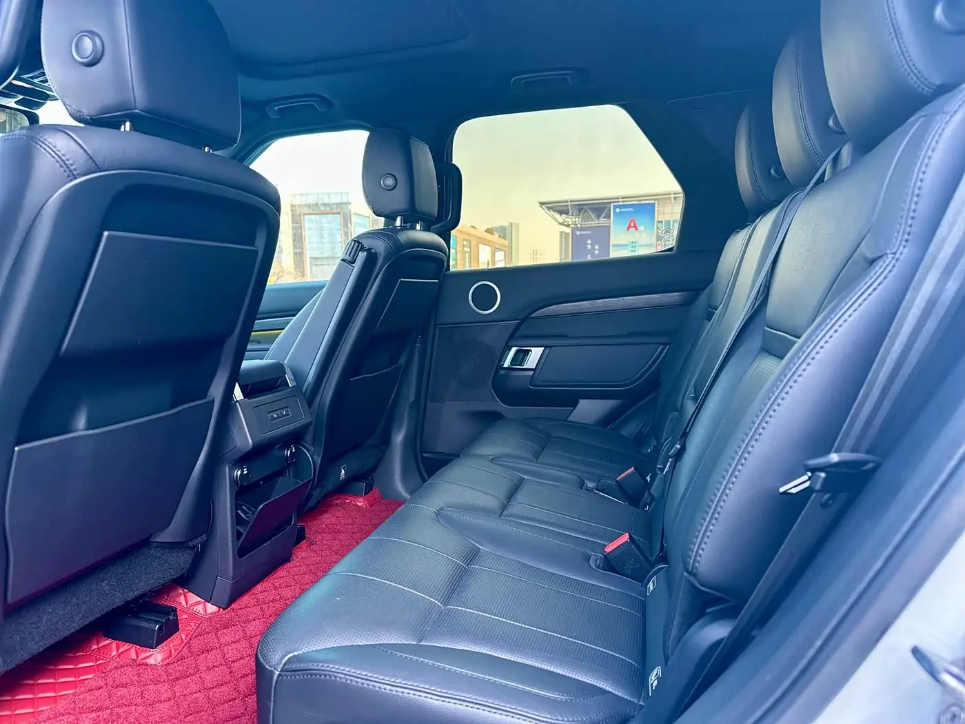 Land Rover Discovery 2020 — Photo 10/16