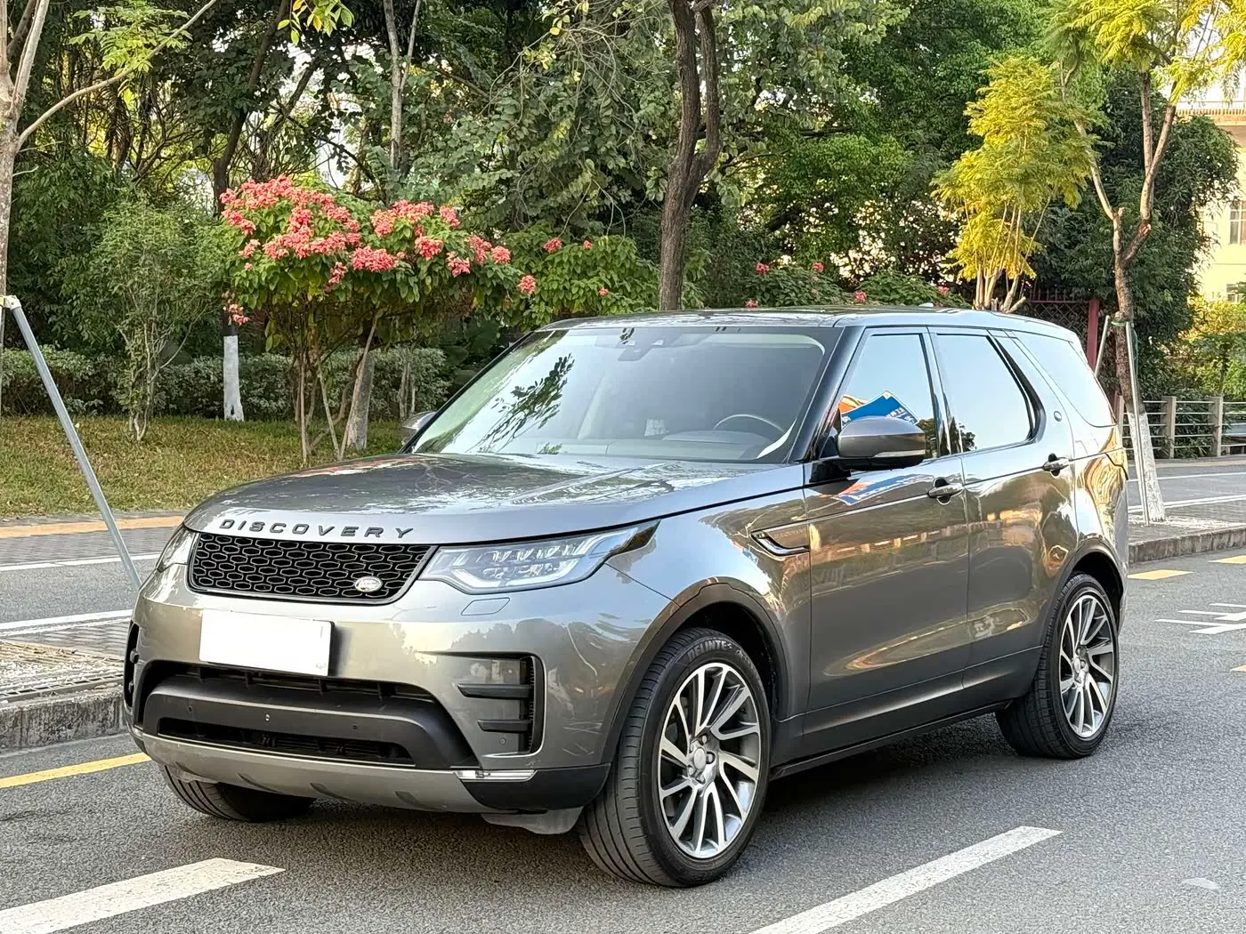 Land Rover Discovery 2018 — Photo 1/16