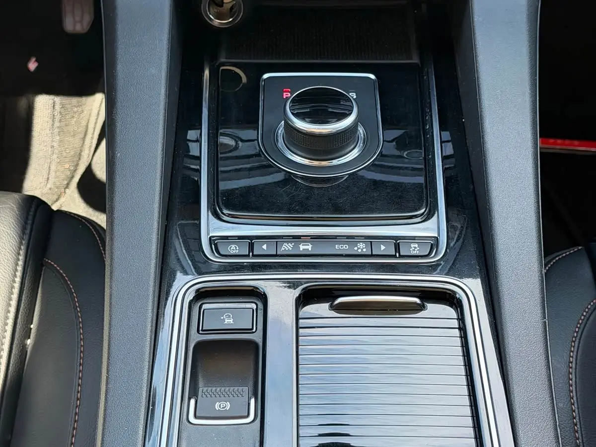 Jaguar F-PACE 2018 — Фото 14/15