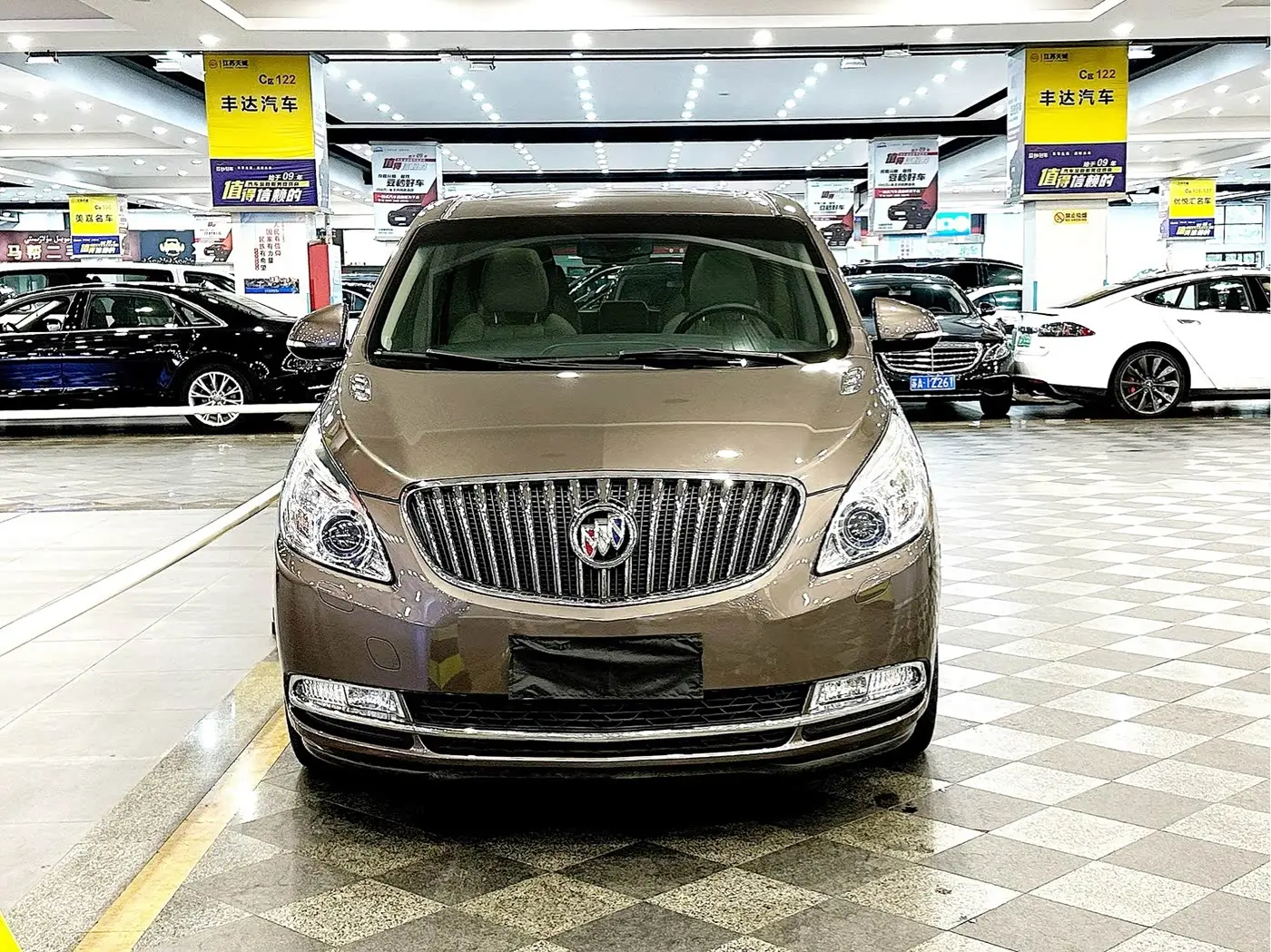 Buick GL8 2017 — Photo 2/18